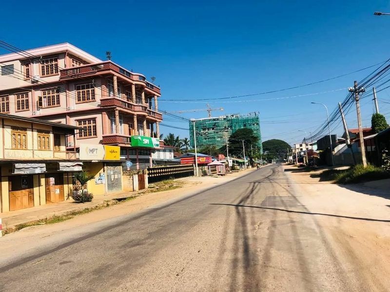 ヤンゴンなど大都市だけでなく、地方都市でも「サイレント・ストライキ」が行われた。東部カヤー州ロイコーの人影がない通り（現地から入手した写真）＝2021年12月10日