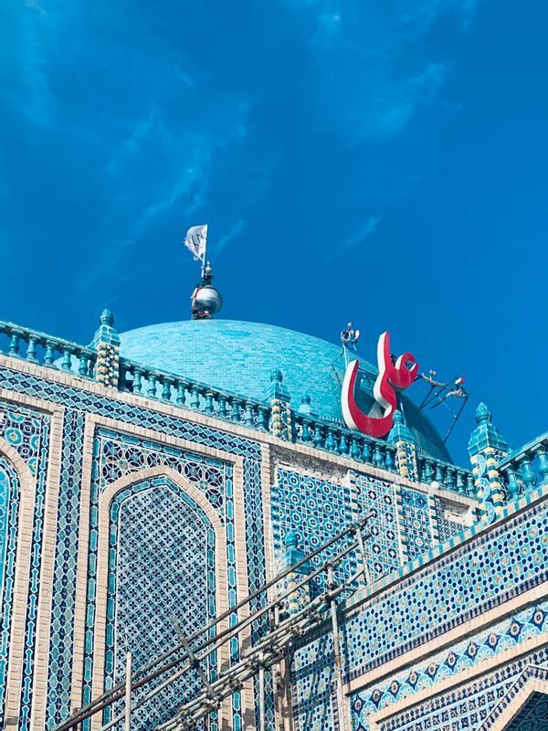 タリバン旗が翻るブルーモスク（マザリシャリフ、筆者撮影）
