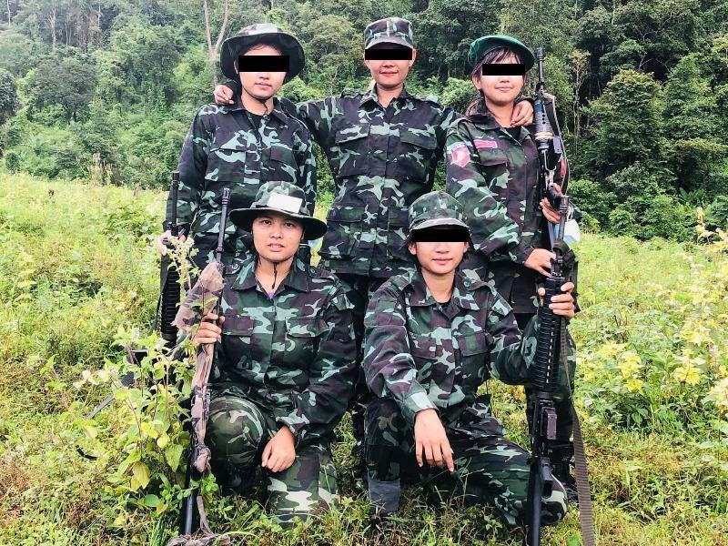 KNU支配地域で、自衛のための軍事訓練を受けた女性たち（現地からの提供写真）