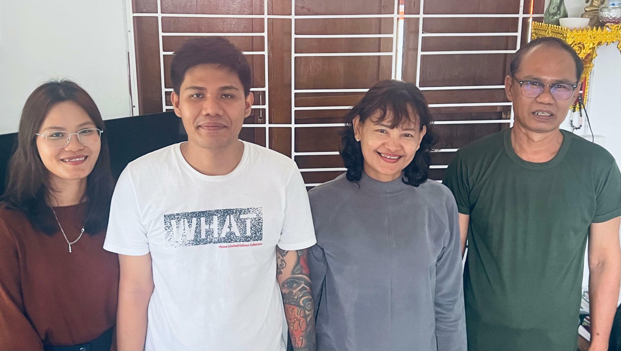 ミャンマー軍からの執拗な嫌がらせで、タイに脱出したエイエイテッさん（右から２番目）一家。日本語教師の娘、ミャッタンタさん（左端）は、決まっていた日本留学も断念した。（筆者撮影）