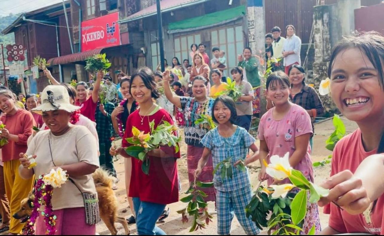 モゴックで、TNLAなどの抵抗勢力を歓迎する市民（Khit Thit MediaのFacebookより）