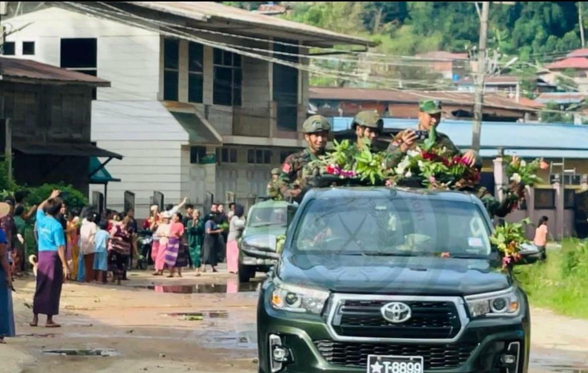 モゴックで、住民の歓迎を受けるTNLA兵士ら（Khit Thit MediaのFacebookより）