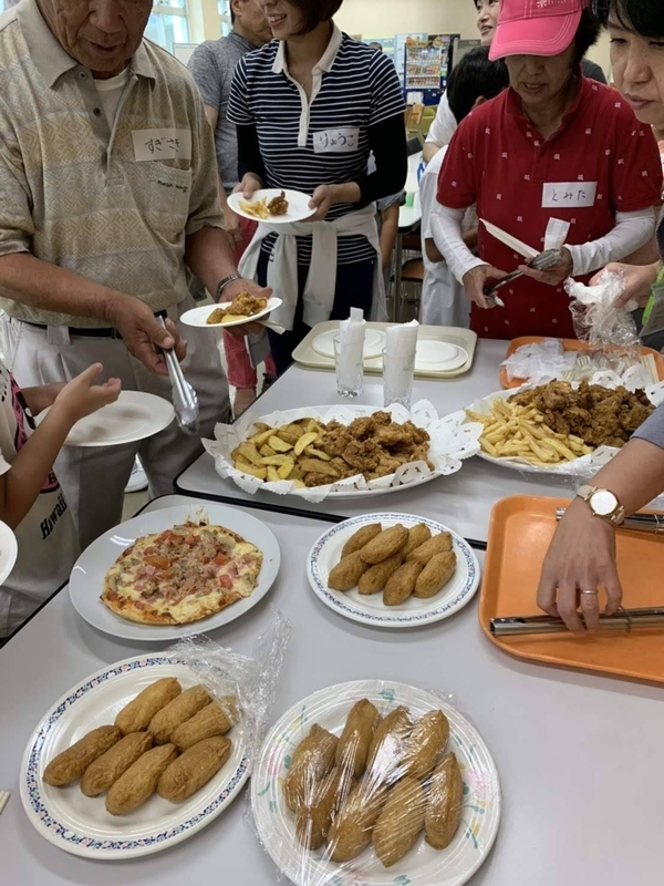 子どもが大好きなメニュー。栄養専攻の学生たちがボランティアで調理し、食堂に並べていた