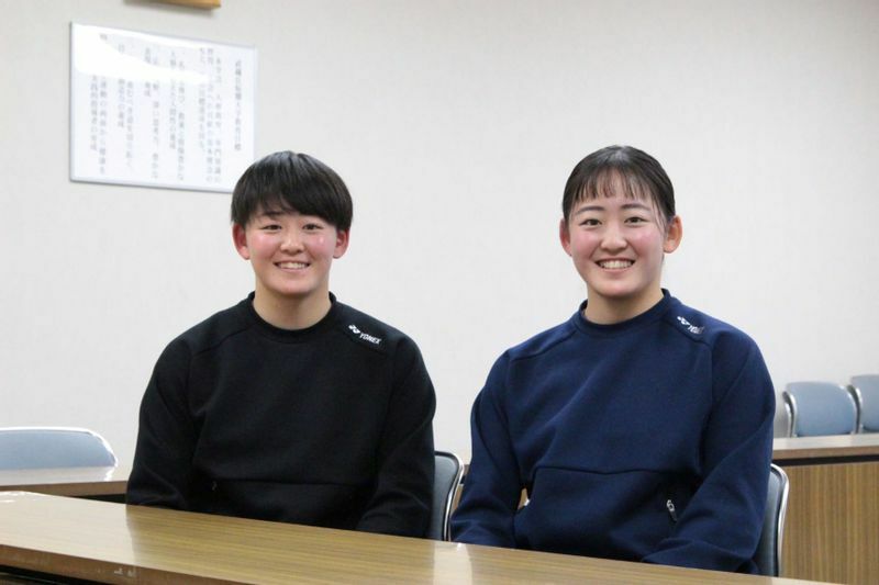 笑顔でインタビューに応えてくれた岩井姉妹。向かって左が姉・明愛、右が妹・千怜（写真提供／武蔵丘短期大学）