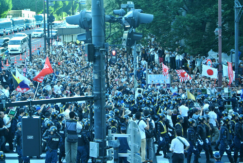 「反天連」デモ隊が九段交差点に侵入した瞬間。大量の機動隊員に保護されながら行進