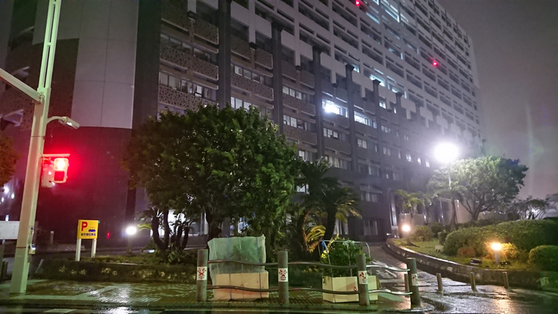 9/29日、遊説最終日の20時、沖縄県庁を望む。台風24号の直撃で、事実上選挙戦は前日28日に終了した。(筆者撮影)