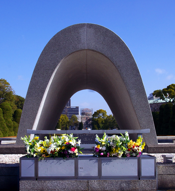 広島市平和記念公園（画像素材、足成。撮影者・いしだひでヲ氏）