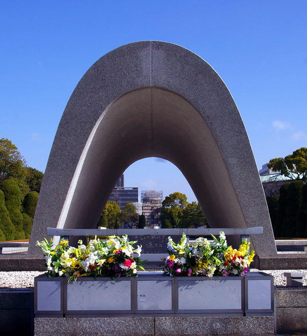広島市平和記念公園(画像素材、足成。撮影者・いしだひでヲ氏)