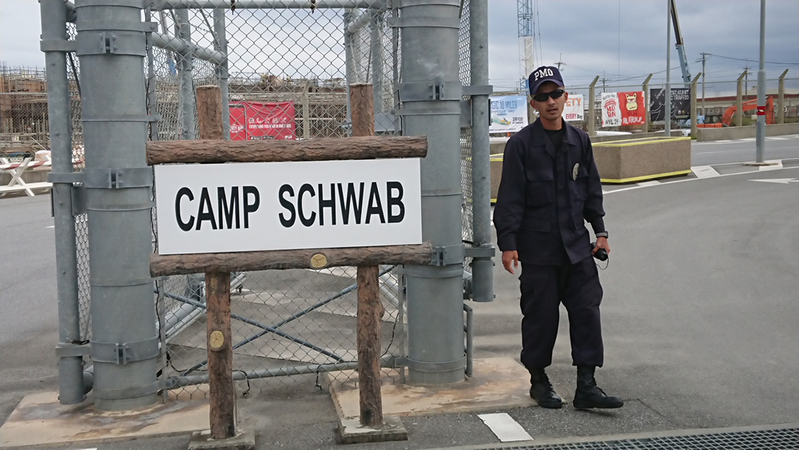 キャンプシュワブ（辺野古）前で警備する米軍雇用の日本人警備員（筆者撮影・2月24日）