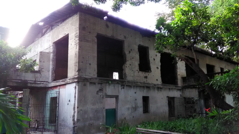 マニラ市の旧市街（イントラムロス地区）には、マニラ市街戦で廃墟となった建物がそのまま保存・展示されている。砲弾の跡が生々しい。筆者撮影