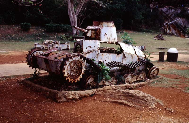 サイパン島に展示されている遺棄された日本軍の軽戦車(ゆんフリー写真素材集)