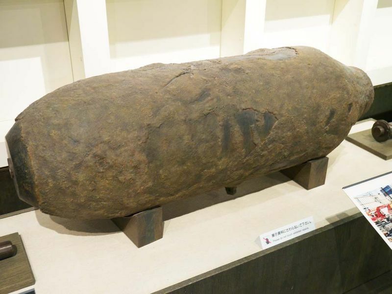 不発弾として回収、戦後展示されている米軍の高性能爆弾（ゆんフリー写真素材集）