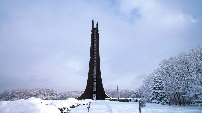 札幌市郊外にある「百年記念塔」は、明治国家による北海道”開拓”を称揚するタワーとして現在も屹立する。（フォトAC）