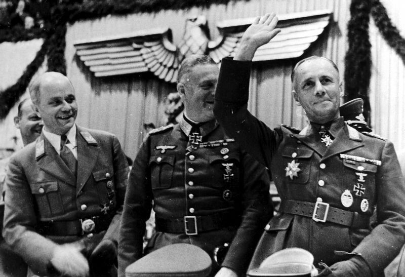 ヒトラー暗殺計画に関与したとして、自決を強いられたロンメル元帥（右、”砂漠の狐”の異名をとる）その評価は分かれるが、彼がヒトラーの批判者であったことは事実である。