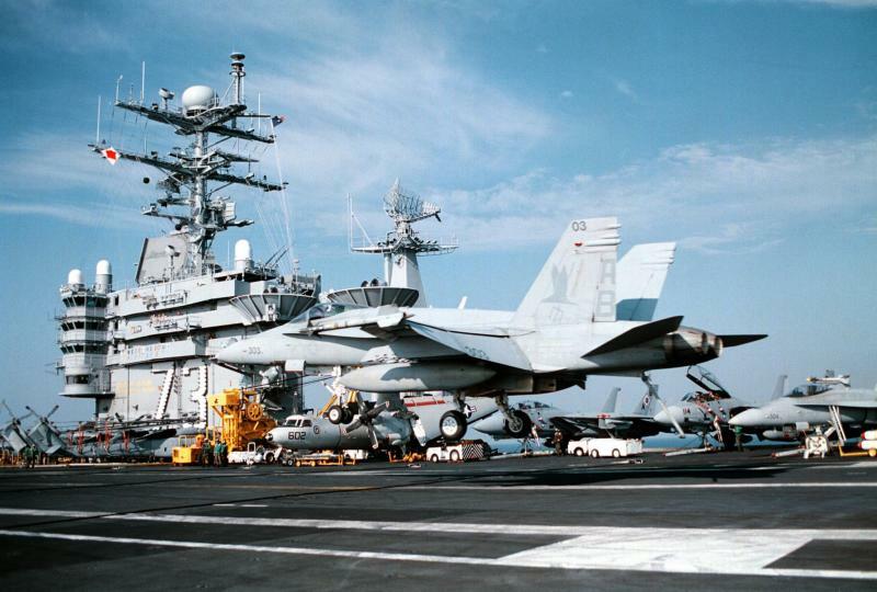 ペルシャ湾に展開する米空母「ジョージ・ワシントン」