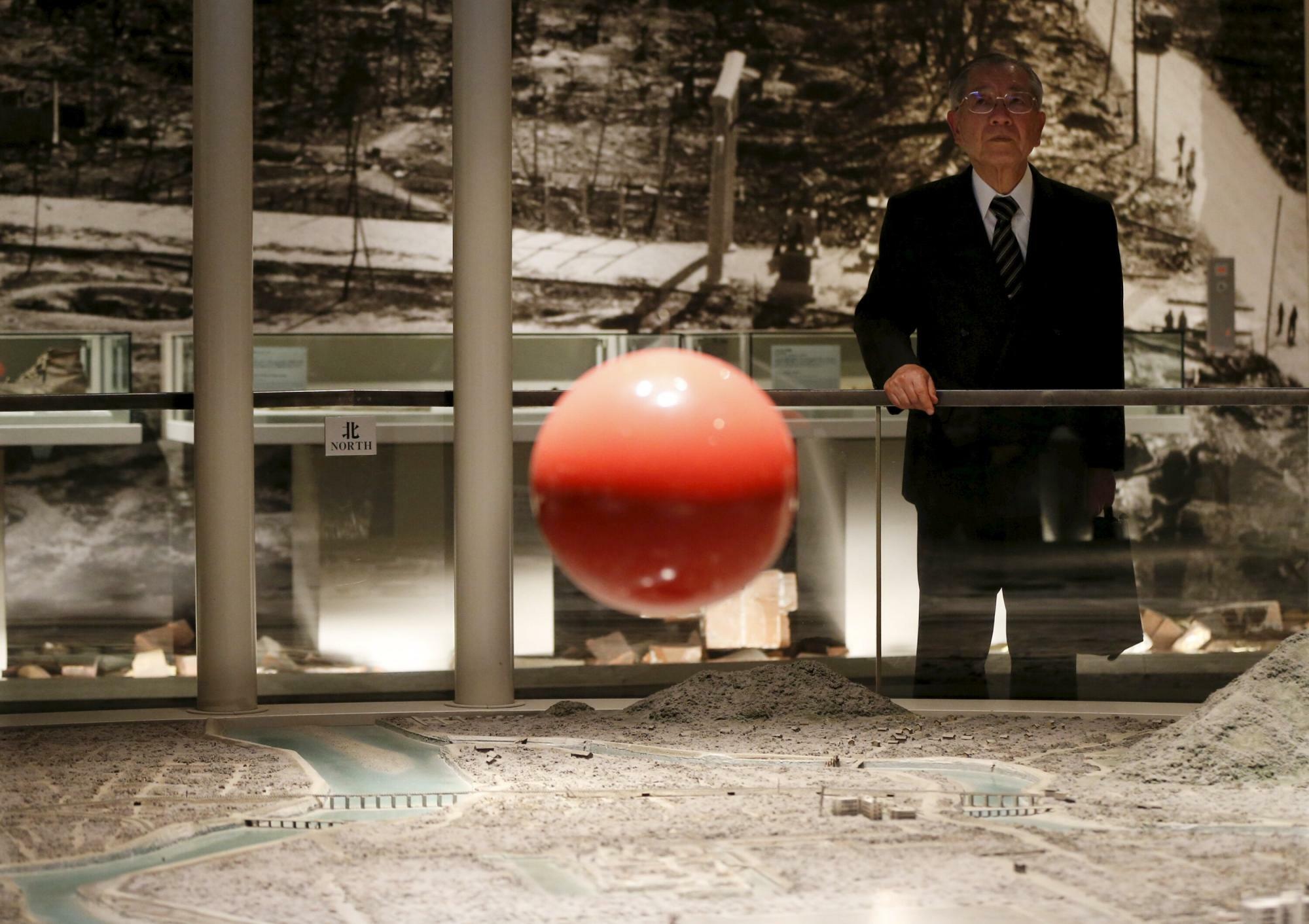 広島市原爆資料館にある、広島原爆炸裂の際の「火球」の模型と広域ジオラマ