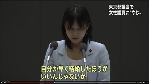 ↑ NHKニュースの動画における該当部分。字幕では「自分が早く結婚したほうがいいんじゃないか」とある