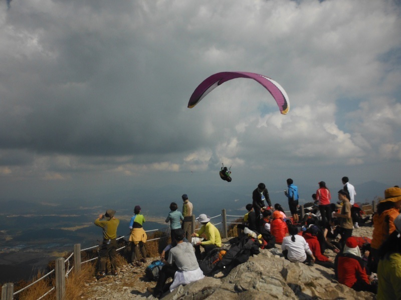 韓国でパラグライダーや登山を楽しむ人