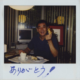 貴月さん手作りのパンを手に。高倉健さん直筆のコメント/「高倉健、その愛。」文藝春秋より