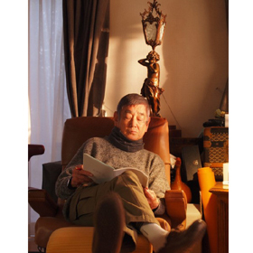 自宅のお気に入りのソファーで、台本に目を通す高倉健さん/「高倉健、その愛。」文藝春秋より