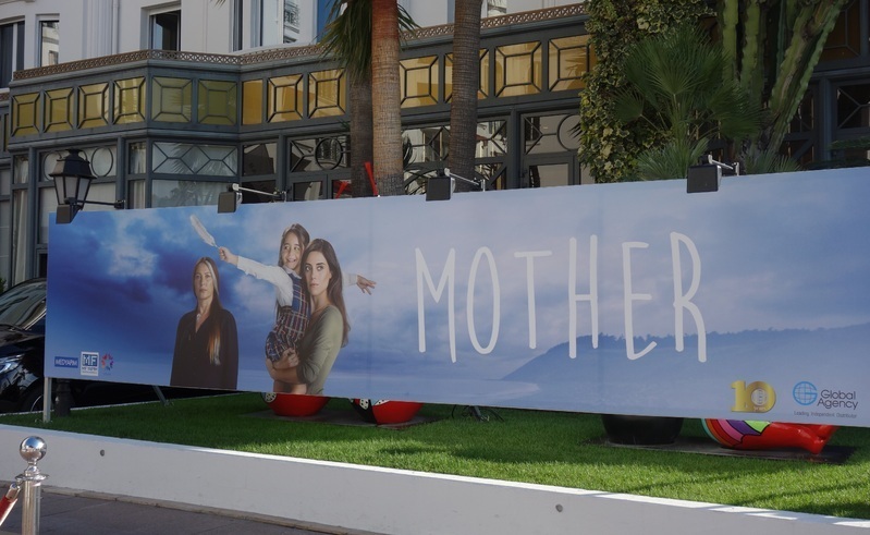 マーケット開催中のカンヌで大々的に宣伝。世界に売り出されているトルコ版『Mother』の看板