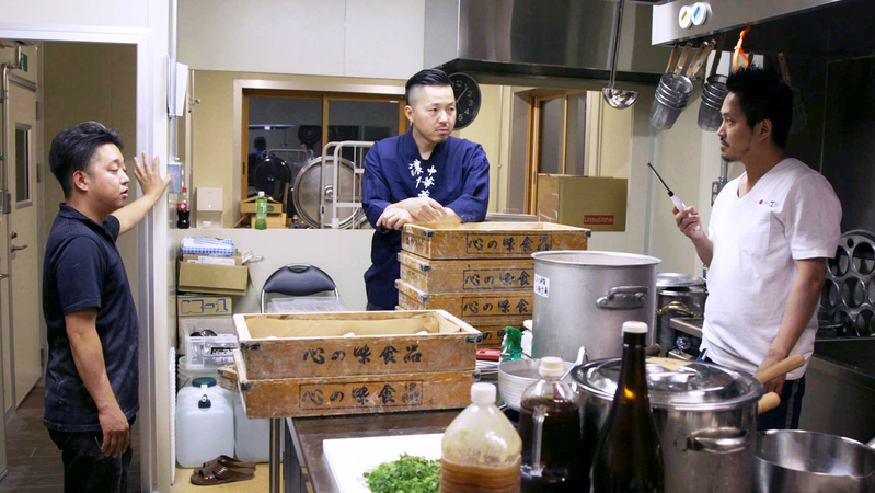 「とみ田」10周年のコラボレーション企画で「らぁ麺屋 飯田商店」の飯田将太氏と「Japanese Soba Noodles蔦」の大西祐貴氏も映画に登場する。