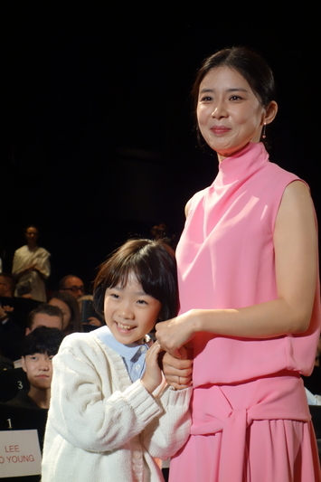 主演女優のイ・ボヨン（写真右）とホ・ユル（同左）の二人