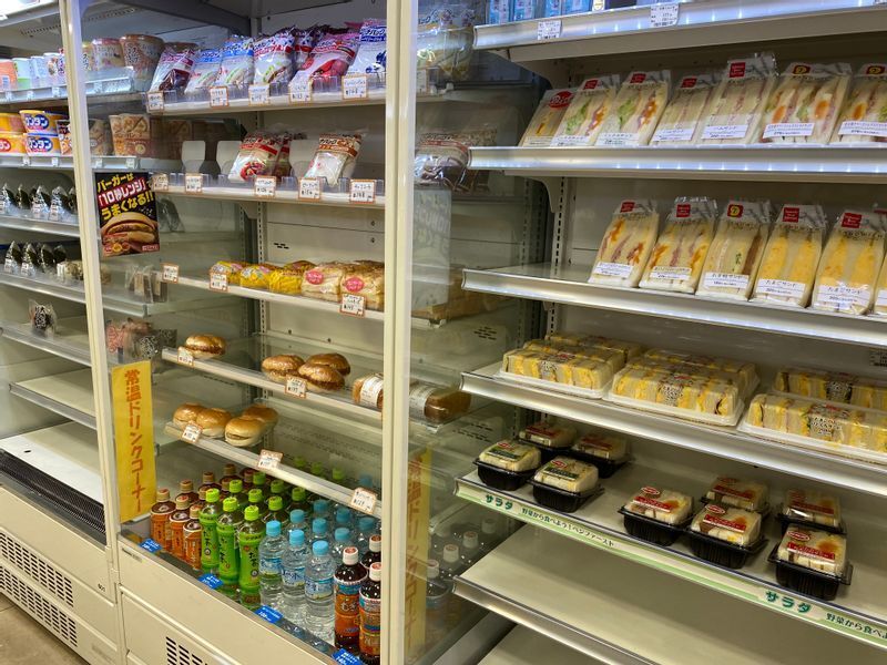 港北PA(上り)午後22時半ごろのコンビニの棚(筆者撮影)