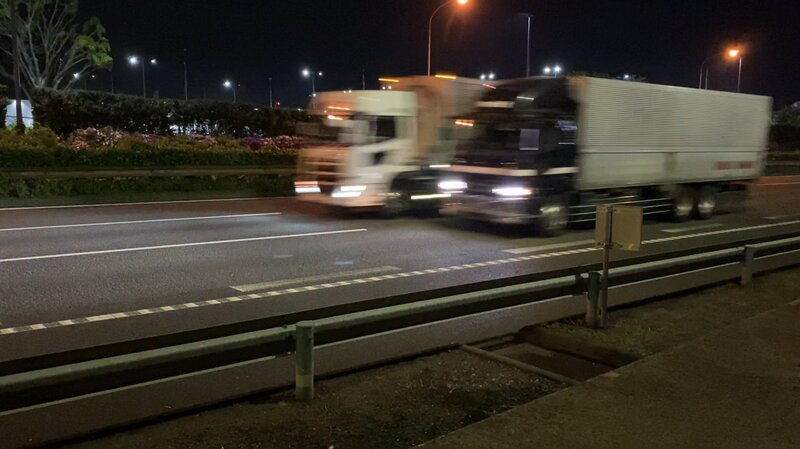 夜中の高速道路を走るトラック（筆者撮影）