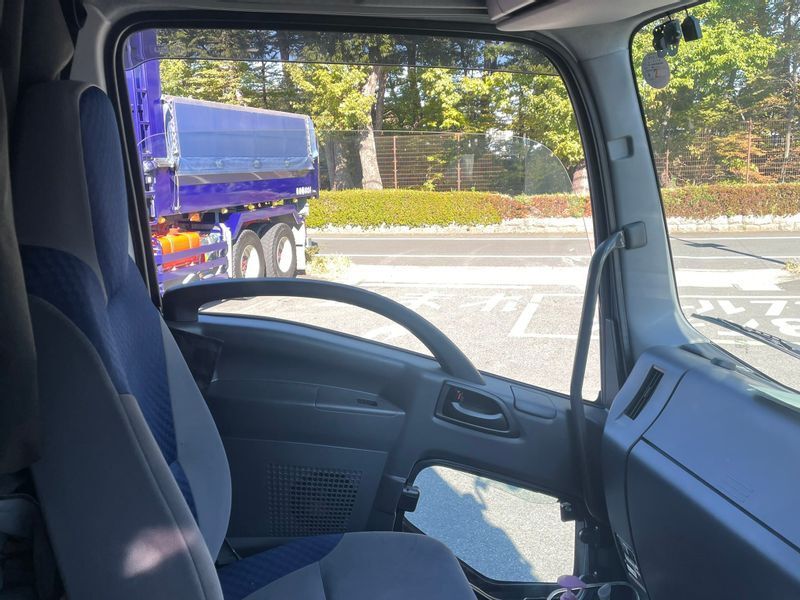助手席の下にある安全窓。真横にいる自転車やバイクは確認できるが、範囲は十分とは言えない(読者提供)