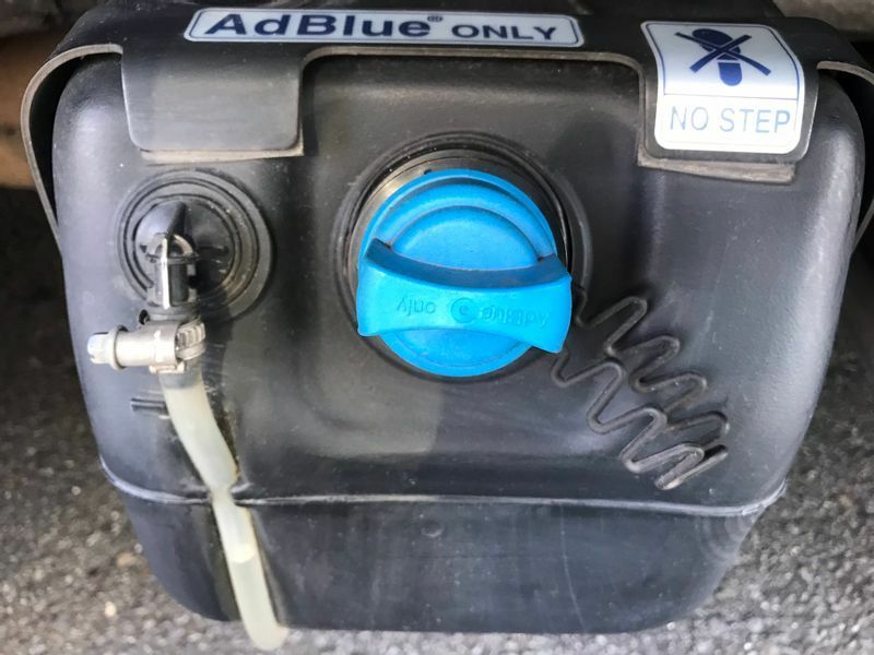 トラックのAdBlueタンク。故障につながるため、AdBlueしかいれてはいけないと書かれていることも（読者提供）