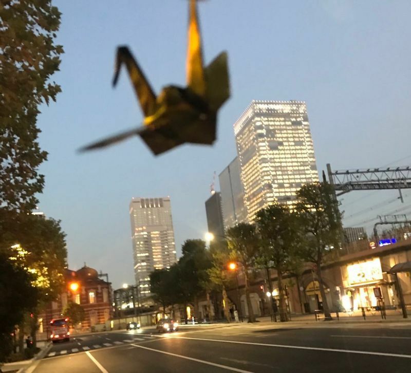 東京の空を飛ぶ折り鶴（ドライバー撮影・提供）