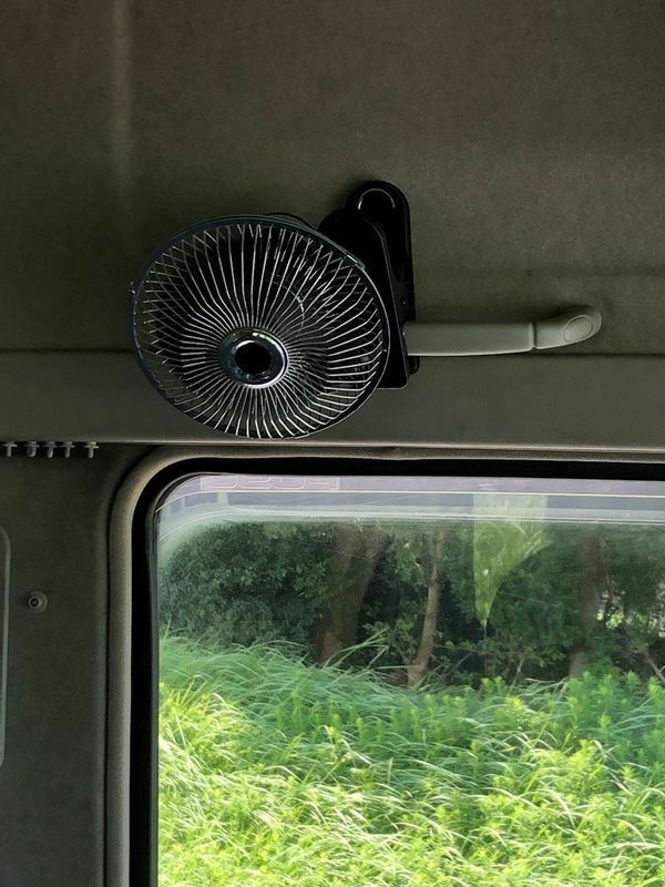 トラックの車内に取り付けられた扇風機（読者提供）