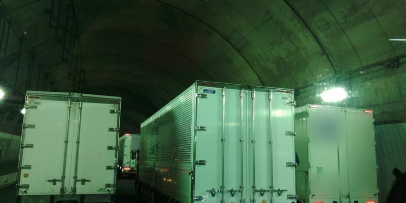 トンネルの中で立ち往生に巻き込まれたトラック（トラックドライバー提供）