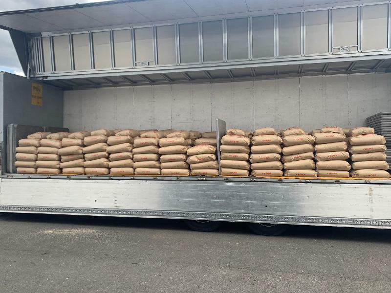 １袋30kgの米袋を440袋積むトラック。我々の食卓に届くまでに、幾度となくトラックを乗り換えることも頻繁にある（ドライバー提供）