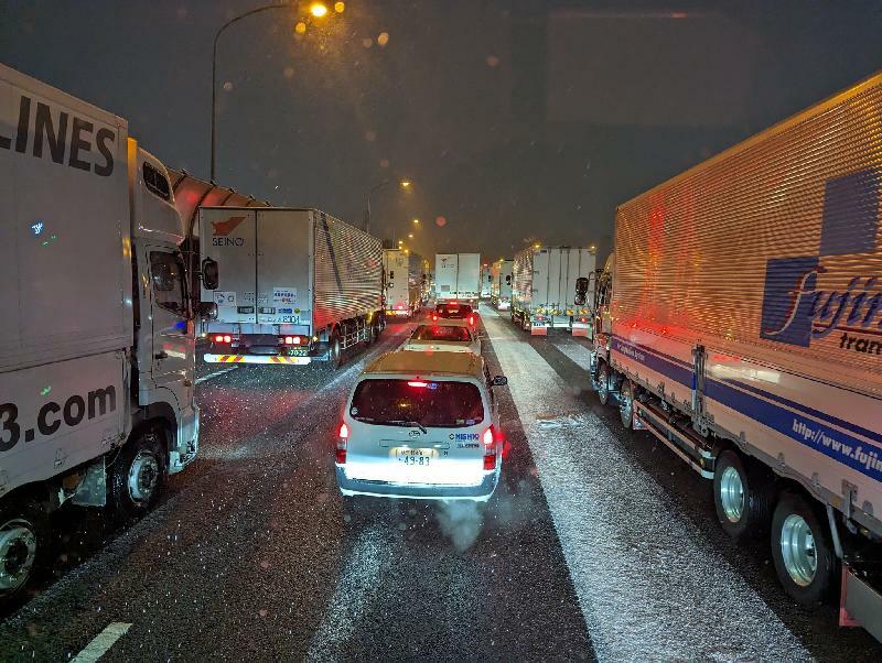 今冬は大雪の影響で立ち往生が頻発した。大手宅配企業は集配や配達をストップさせたが、企業間輸送は動いていた。現場で立ち往生に巻き込まれたのは、ほとんどが大型トラックだった（ドライバー提供）