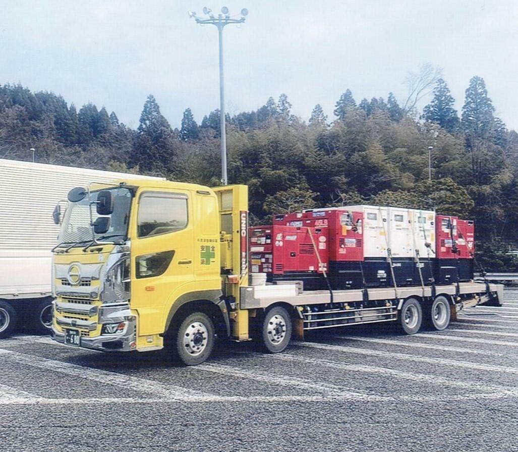 被災地で使用される発電機を輸送する曽根さんのトラック（曽根さん提供）
