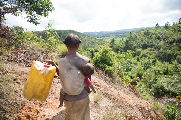 幼い弟や妹の世話をしながら、毎日、何時間もかけて水くみをするマダガスカルの少女（WaterAid/ PATH/ Ernest Randriarimalala）