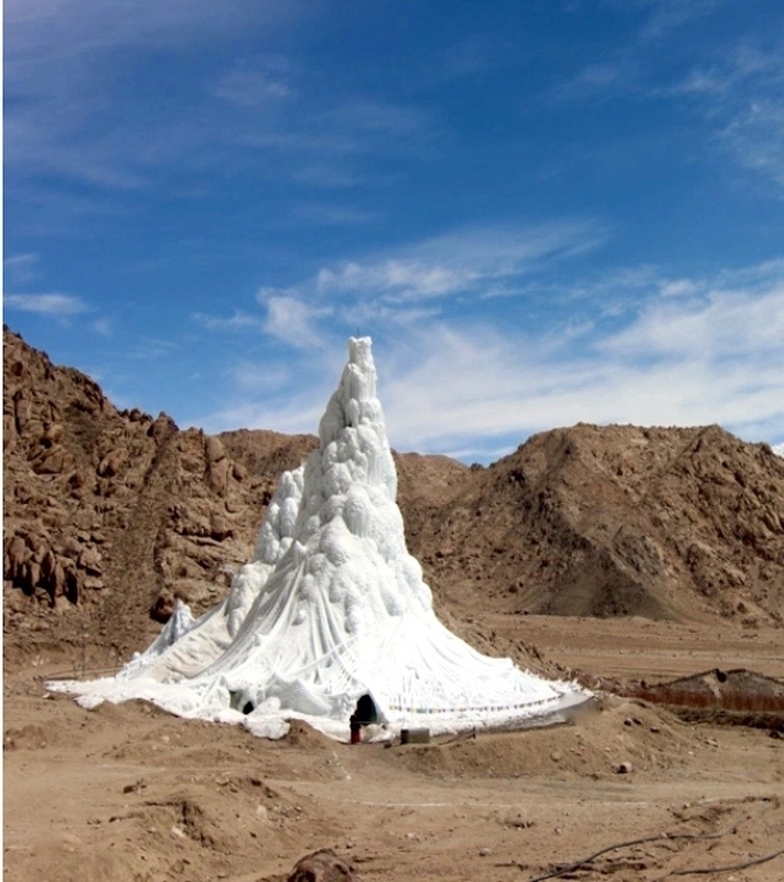 氷河の塔の高さは３０メートルほど。塔の恩恵は８月下旬まで続く（写真提供 SECMOL）