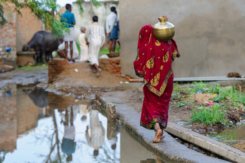インドで水をくむ女性（WaterAid/ James McCauley）