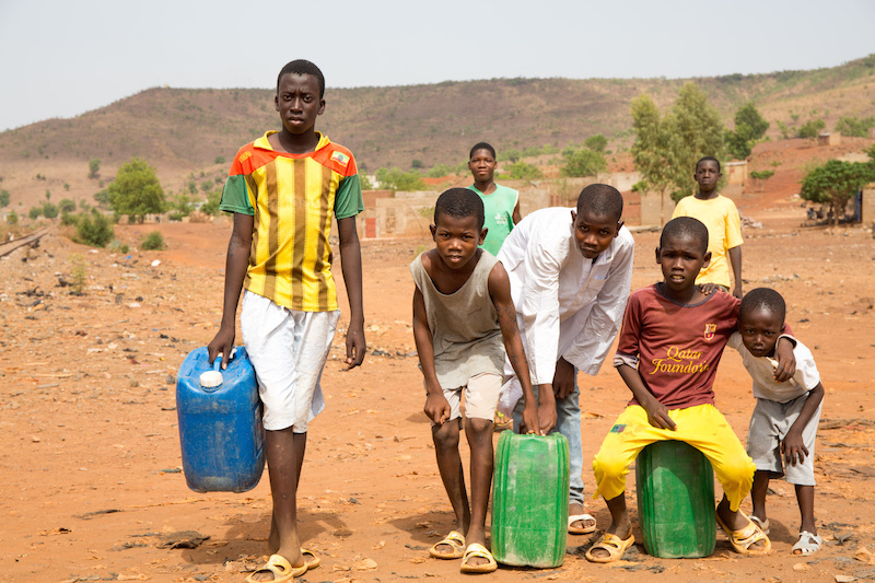 マリでの水くみの様子（WaterAid／Basile Ouedraogo）