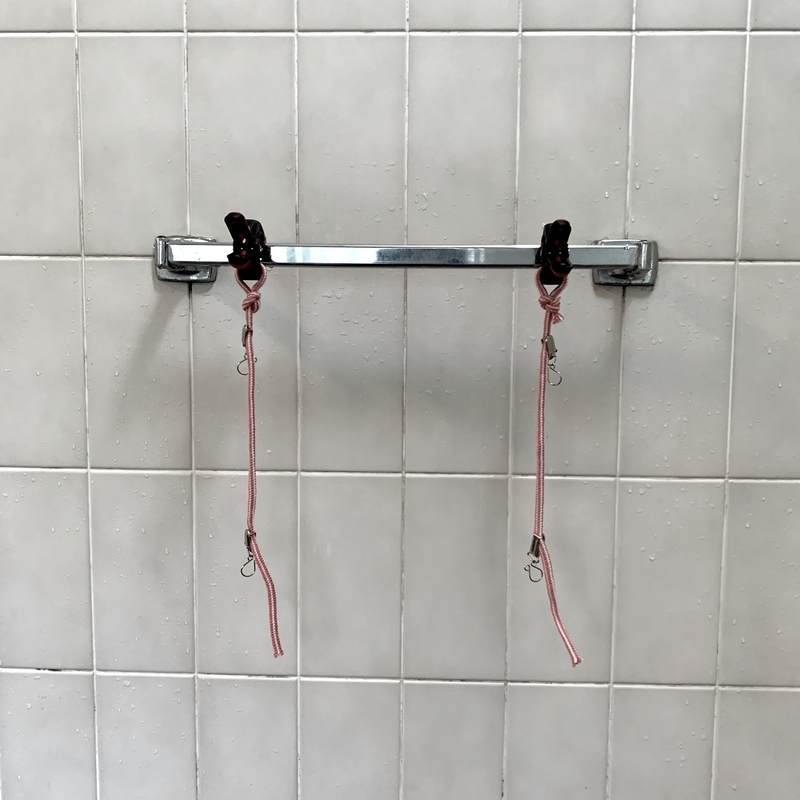アクリル紐にワニ口クリップをつける。アクリル紐で輪をつくりナイロンクランプで挟む。しっかりとした場所に固定する(著者撮影)