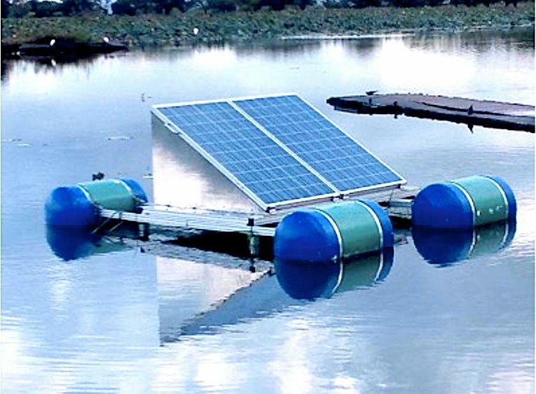 新潟県瓢湖に設置された装置。鳥の糞による悪臭とヘドロを除去し生物が棲みやすい環境に回復（提供：安斉管鉄）