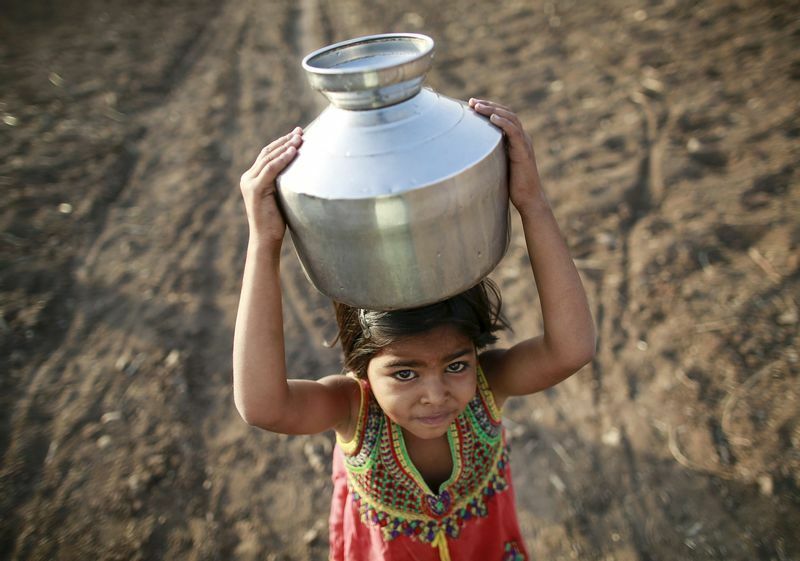 インドで水を汲む少女