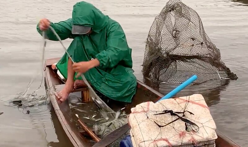 メコン川で漁をする人、ラオスにて（著者撮影）