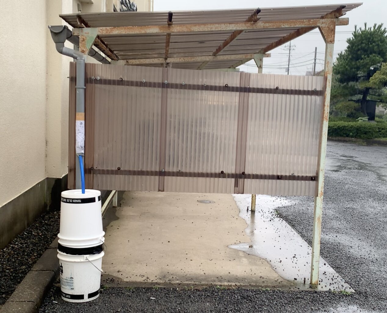 駐輪場の屋根に降った雨を集める装置（筆者撮影）