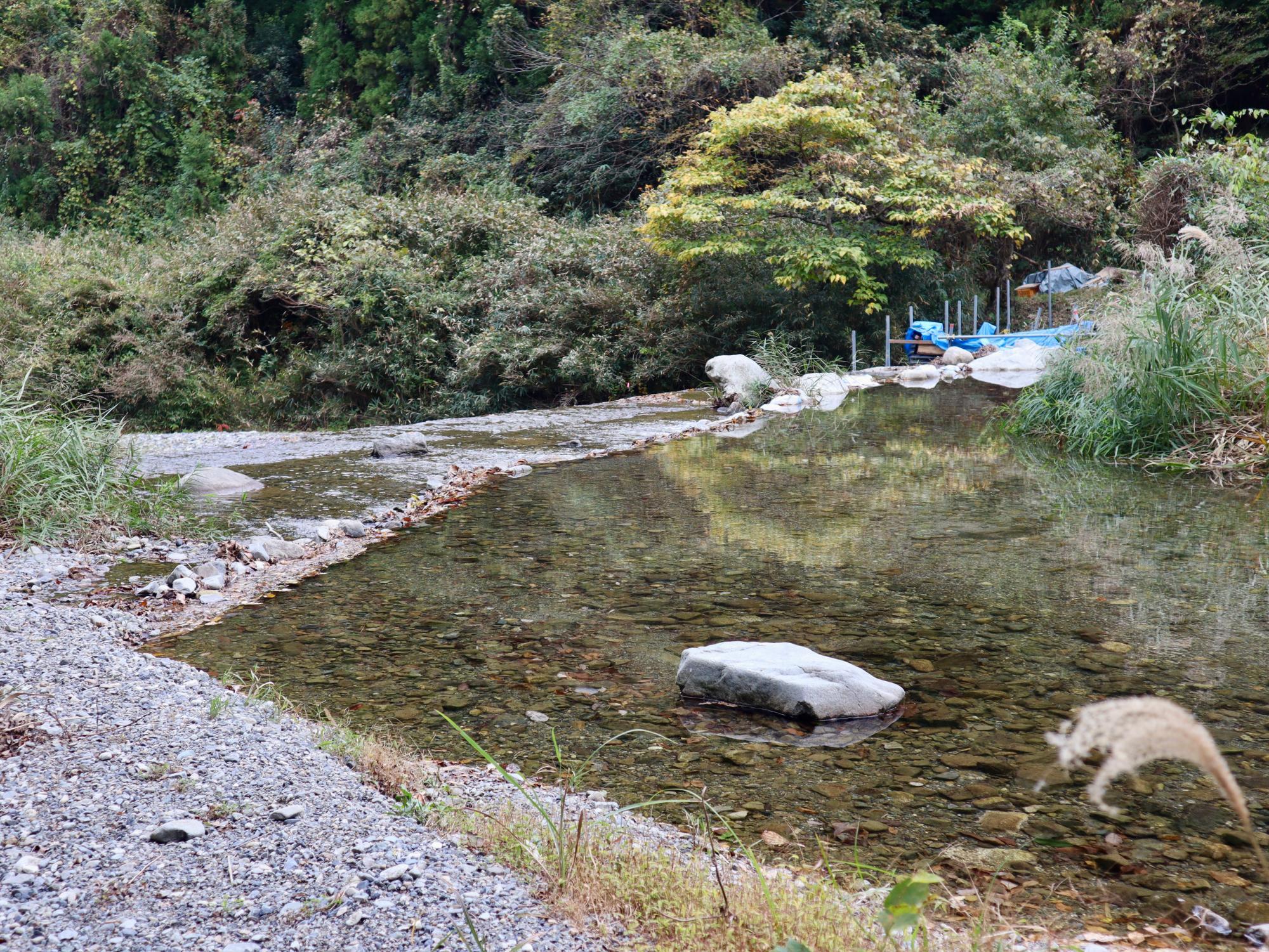 石を配置して魚道に水を流す（筆者撮影）