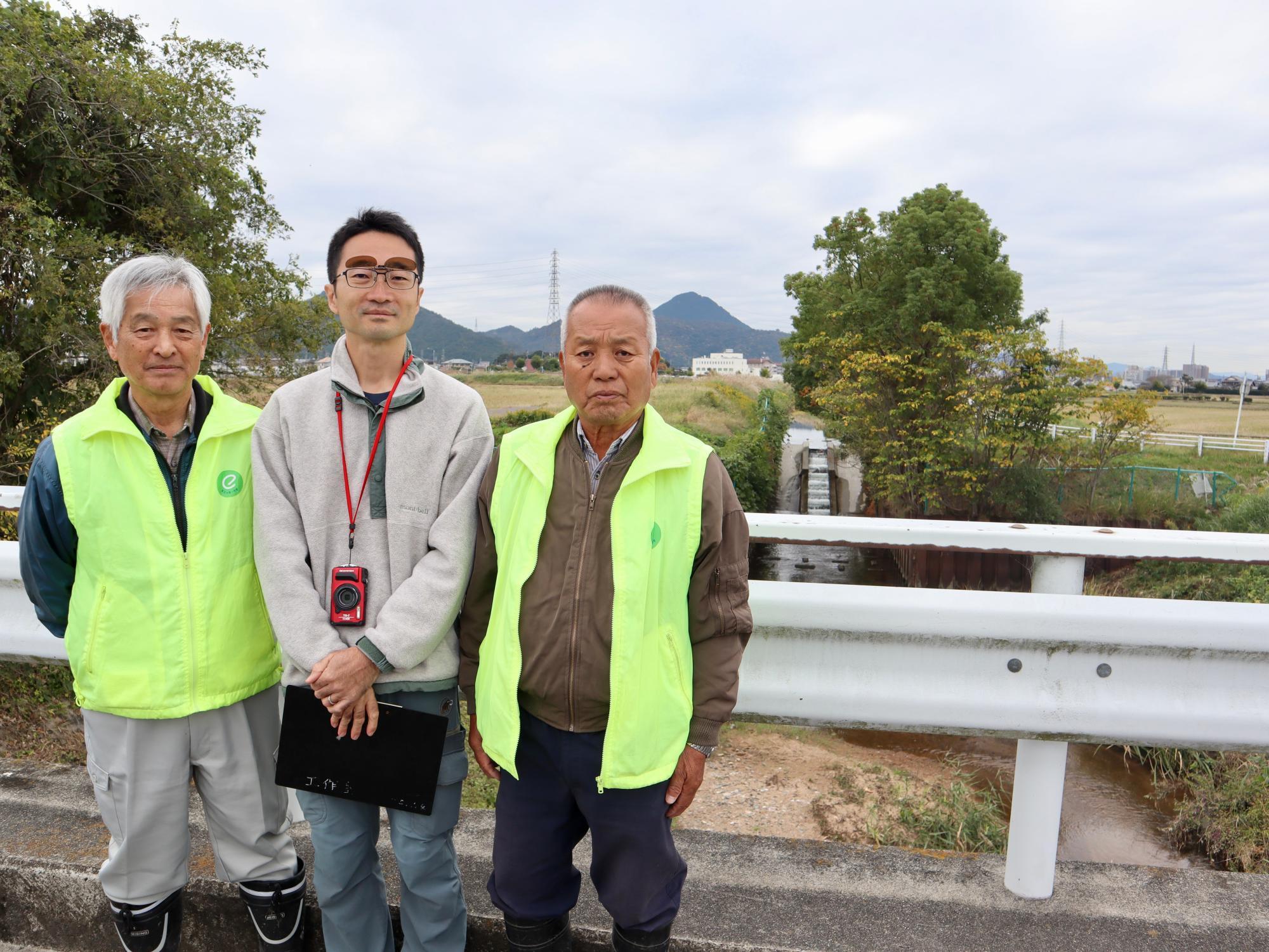 佐藤さん（中央）とビワマスの遡上調査をする地域の方々（筆者撮影）