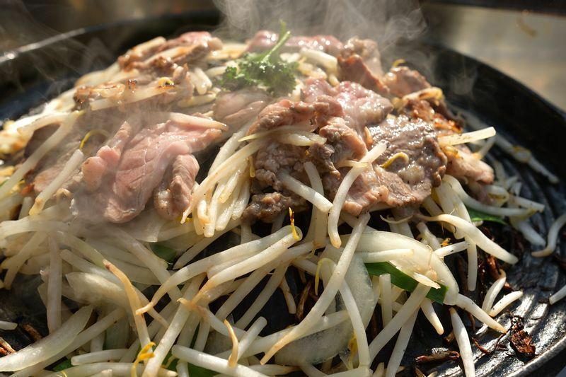 1950〜60年代に安い国産マトン肉が出回り、普及したジンギスカン鍋