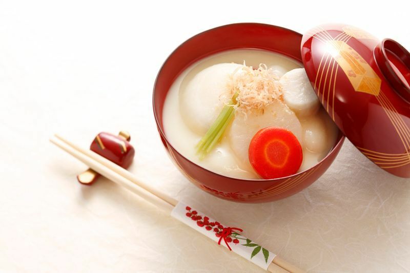 雑煮発祥の地、京都の雑煮は丸餅で甘い白味噌汁仕立て